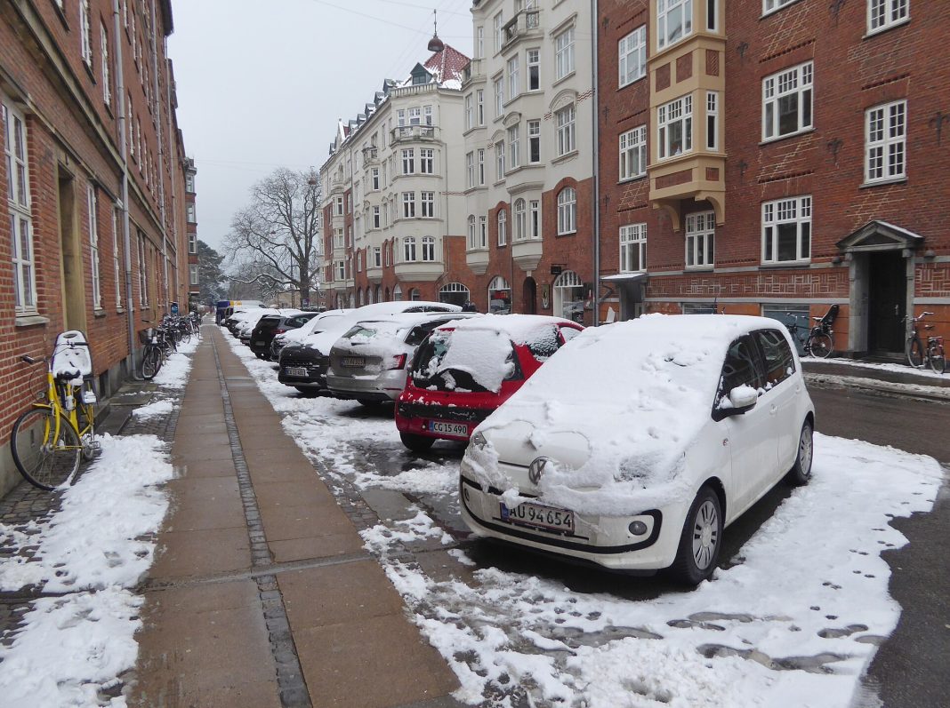 Novietotas automašīnas Kopenhāgenas ielā ziemā